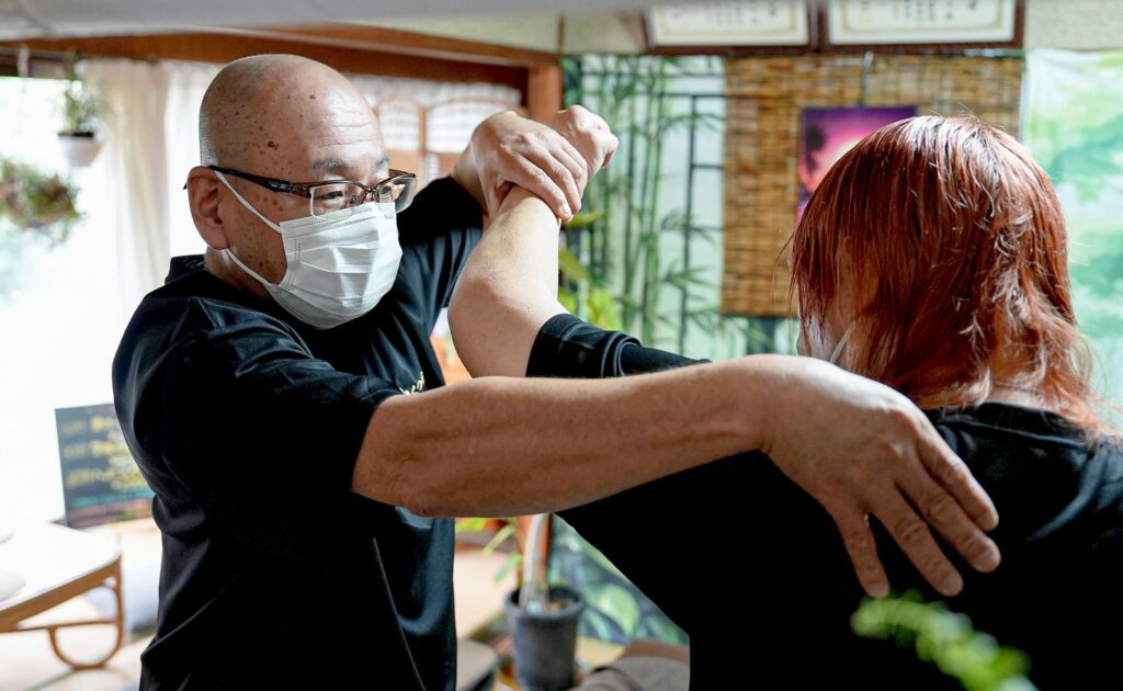 肩から背中の施術をしている様子